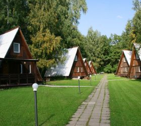 Отельеры расселяются в лесу