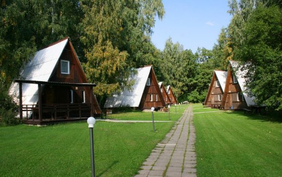 Отельеры расселяются в лесу