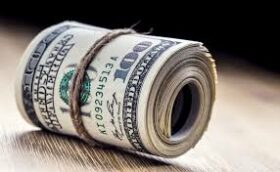 Внебиржевой курс доллара упал до 77 рублей Внебиржевой курс доллара упал до 77 рублей